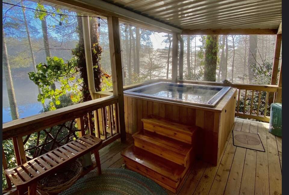 Luxury Treehouse at Water’s Edge - Sapphire, North Carolina
