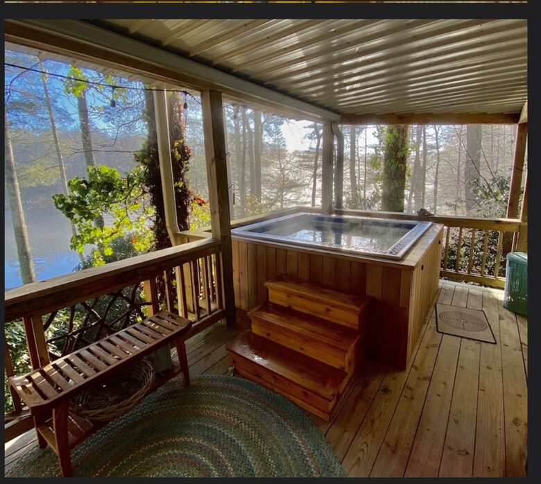 Luxury Treehouse at Water’s Edge - Sapphire, North Carolina