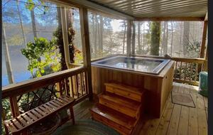 Luxury Treehouse at Water’s Edge - Sapphire, North Carolina