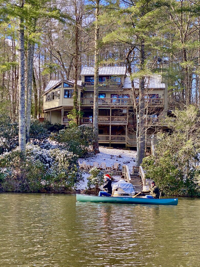 Luxury Treehouse at Water’s Edge - Sapphire, North Carolina