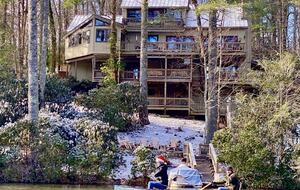 Luxury Treehouse at Water’s Edge - Sapphire, North Carolina