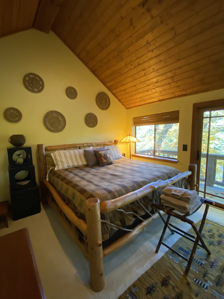 Luxury Treehouse at Water’s Edge - Sapphire, North Carolina