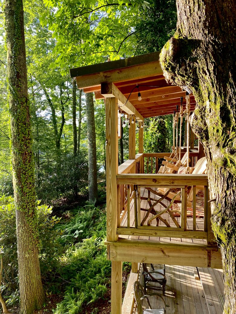 Luxury Treehouse at Water’s Edge - Sapphire, North Carolina