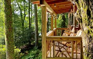 Luxury Treehouse at Water’s Edge - Sapphire, North Carolina