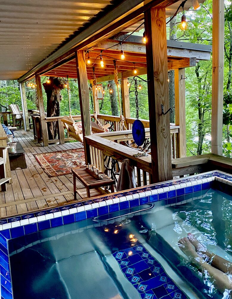 Luxury Treehouse at Water’s Edge - Sapphire, North Carolina