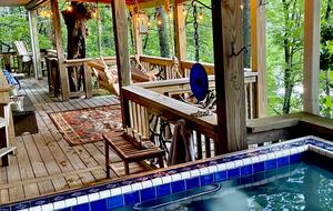 Luxury Treehouse at Water’s Edge - Sapphire, North Carolina
