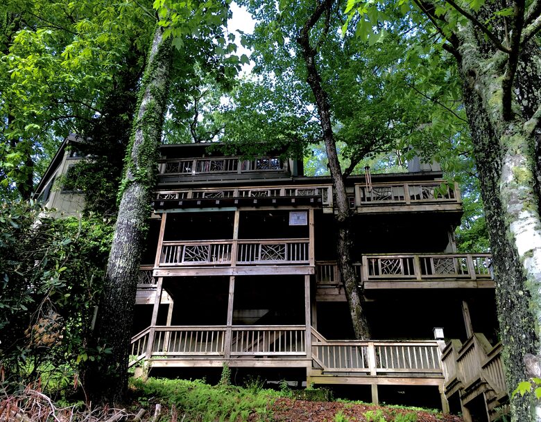 Luxury Treehouse at Water’s Edge - Sapphire, North Carolina