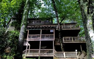 Luxury Treehouse at Water’s Edge - Sapphire, North Carolina