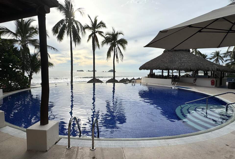 Luxury Ixtapa Beachfront Retreat - Ixtapa Zihuatanejo de Azueta, Mexico