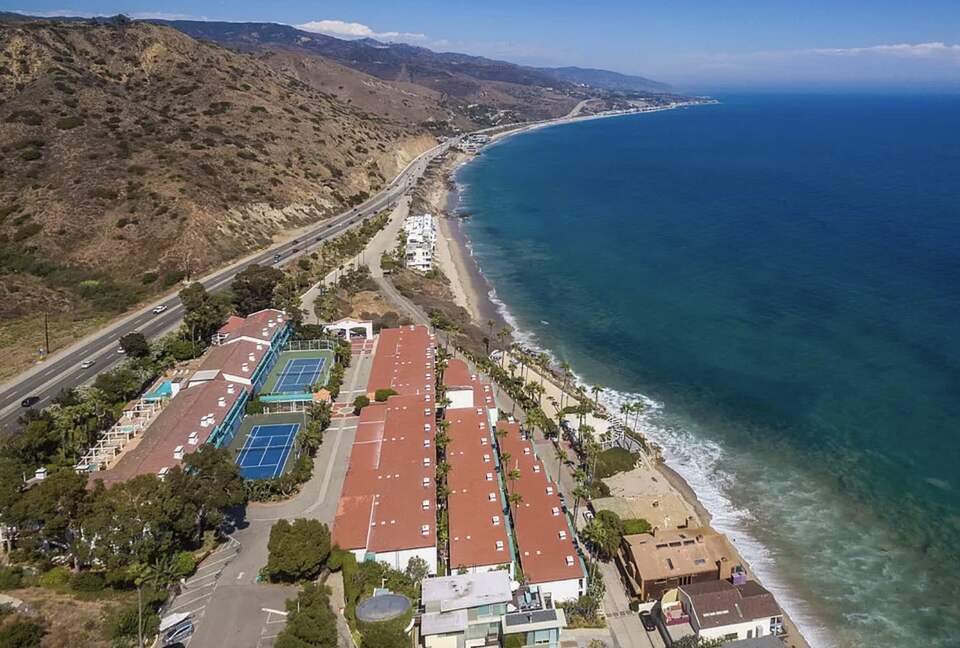 Overview of the complex.