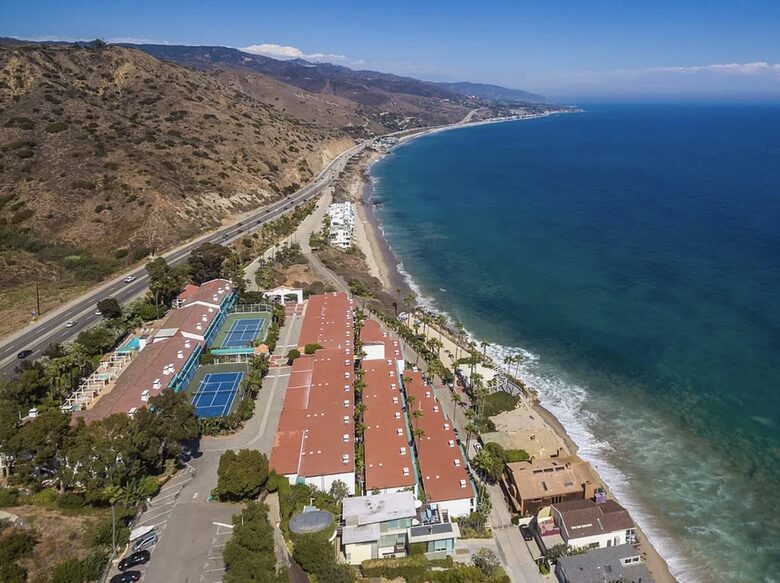Overview of the complex.