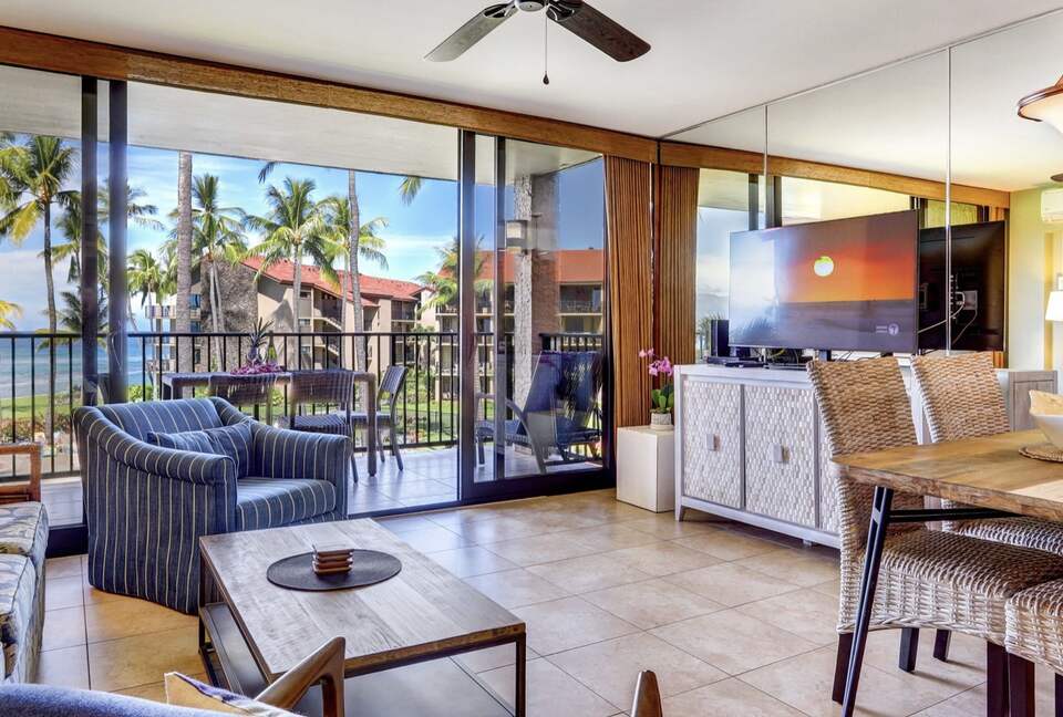 Maui Oceanfront, Stunning view!  Sunshine, Ocean Activities, Golf, Pickleball, Tennis and World Class Restaurants! - Lahaina, Hawaii