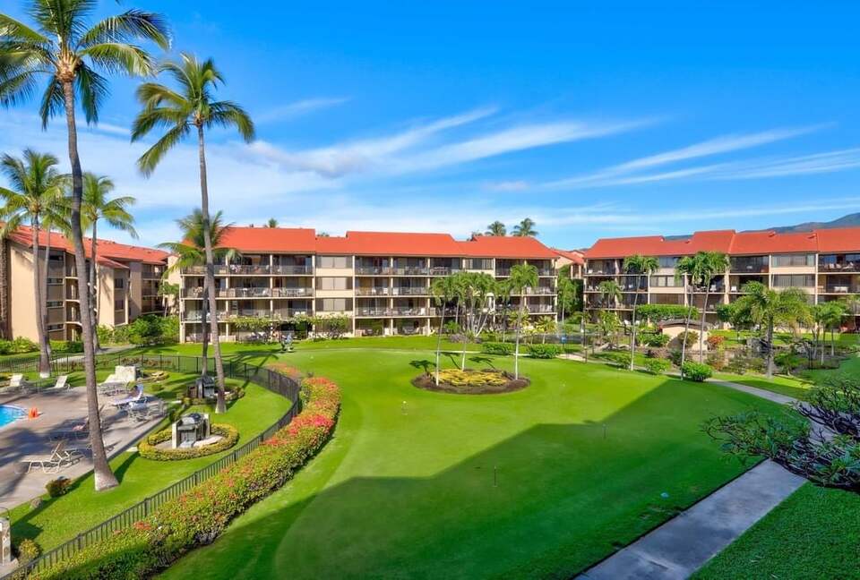 Maui Oceanfront, Stunning view!  Sunshine, Ocean Activities, Golf, Pickleball, Tennis and World Class Restaurants! - Lahaina, Hawaii