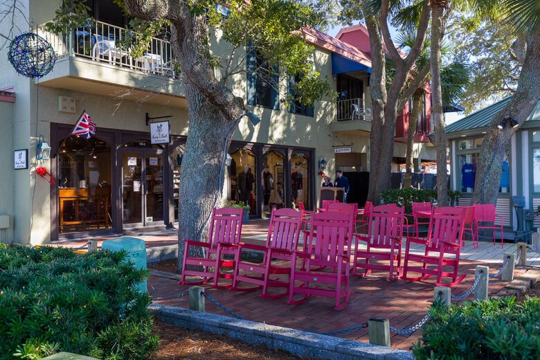Harbour Town, shopping, dining and entertainment steps away