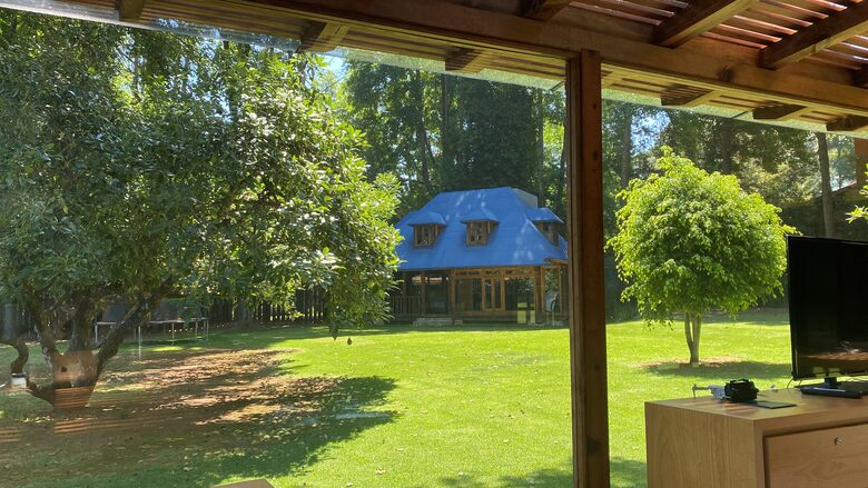 2 guest houses with kitchen