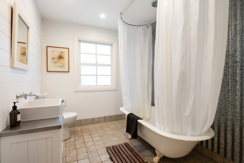 Main guest bathroom