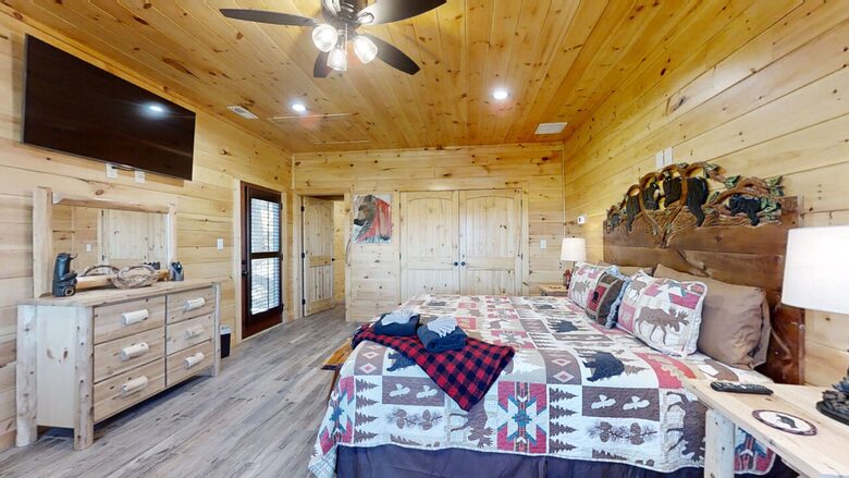 Lazy Bear Lodge - Walland, Tennessee
