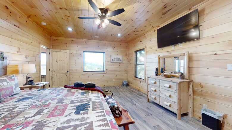 Lazy Bear Lodge - Walland, Tennessee