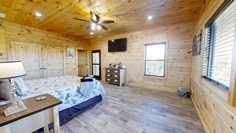 Lazy Bear Lodge - Walland, Tennessee