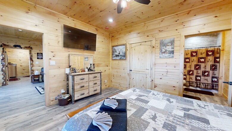 Lazy Bear Lodge - Walland, Tennessee