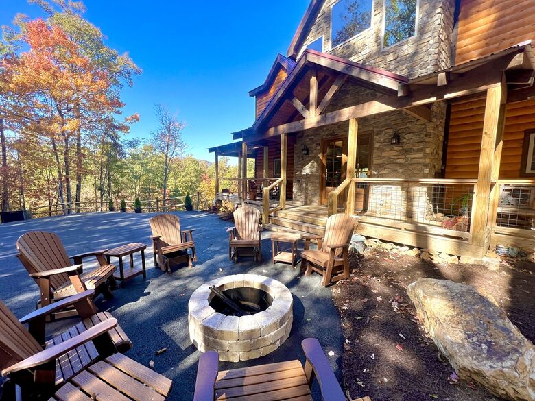 Lazy Bear Lodge - Walland, Tennessee