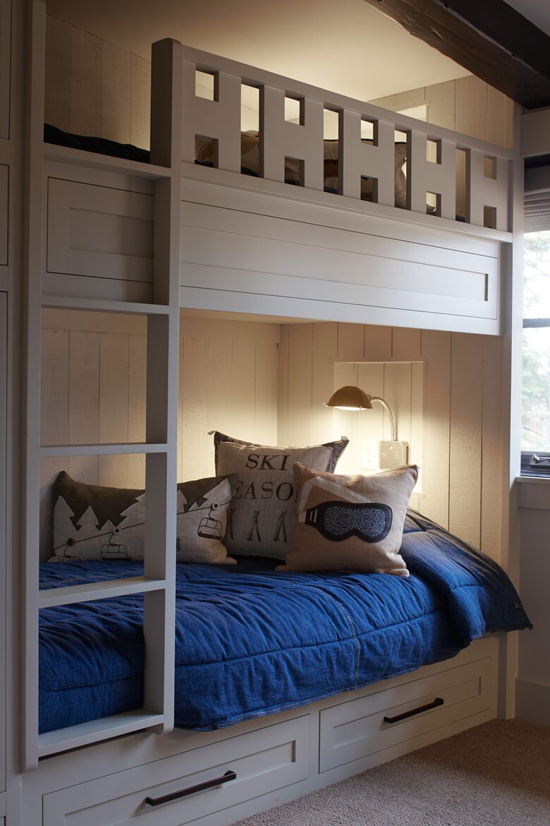 4 bunk beds + separate room with 2 twins