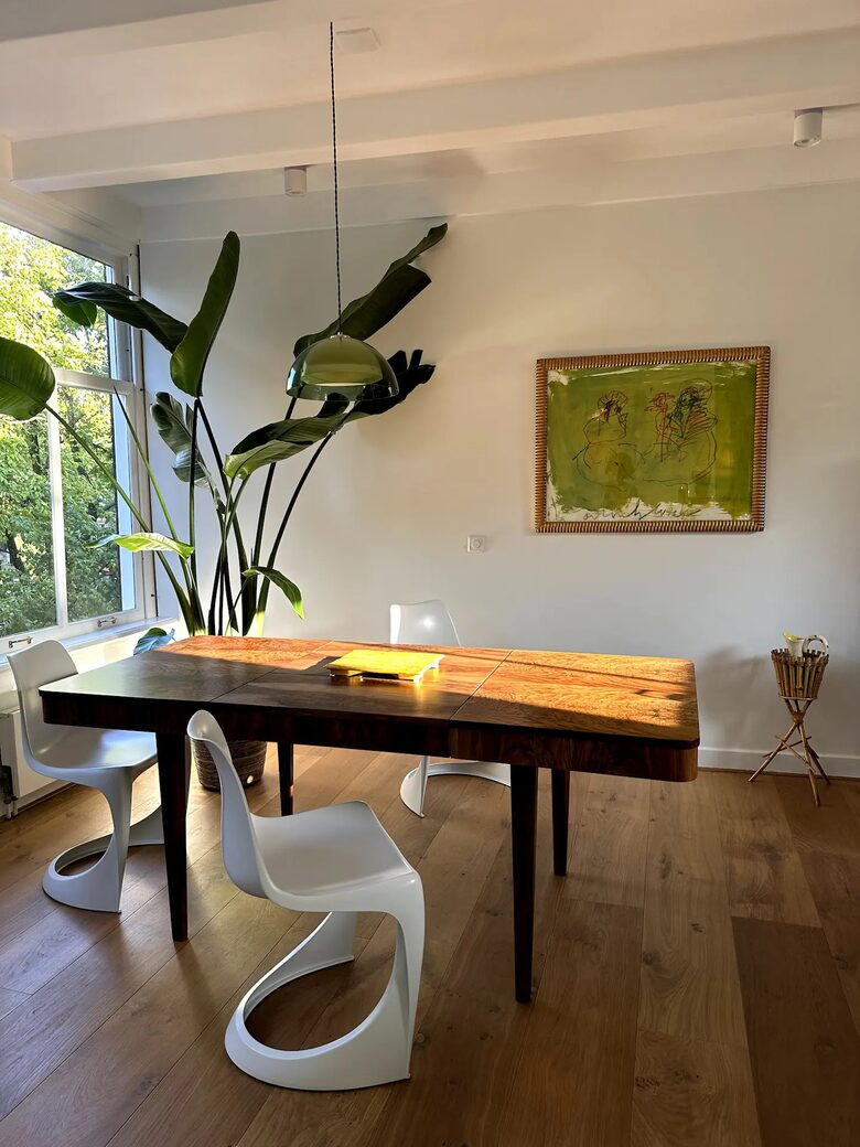 Scenic Canal Apartment - Amsterdam, Netherlands