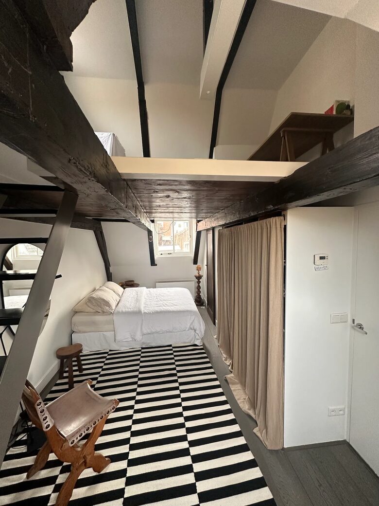 Scenic Canal Apartment - Amsterdam, Netherlands