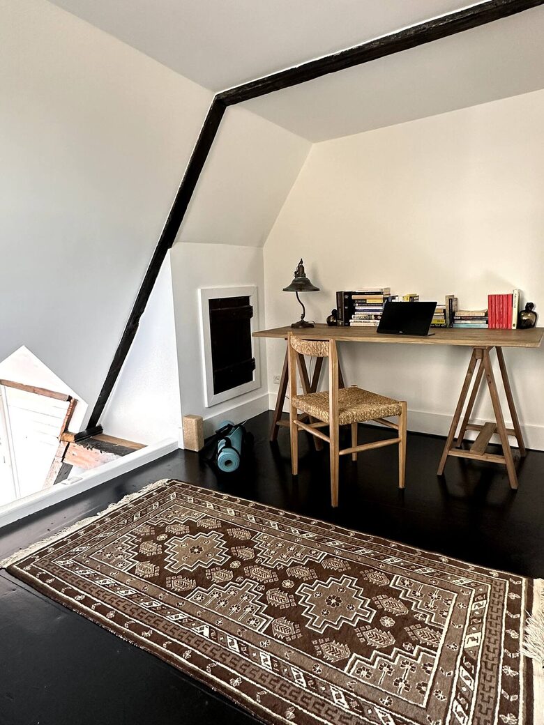 Scenic Canal Apartment - Amsterdam, Netherlands
