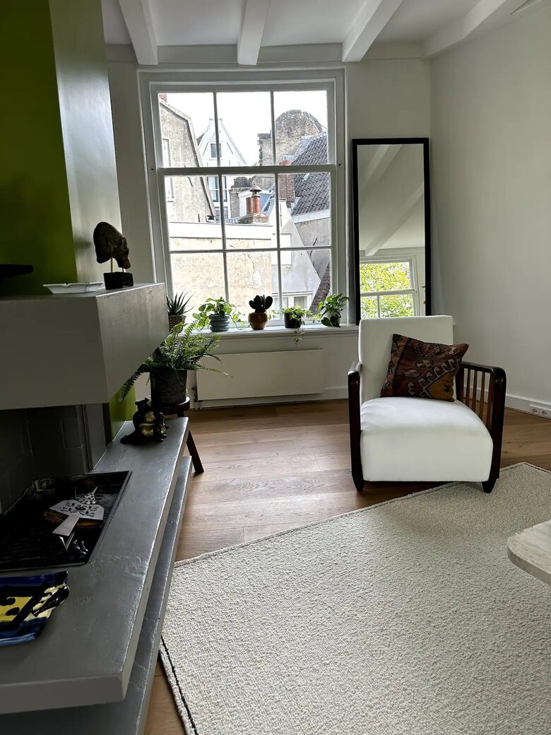 Scenic Canal Apartment - Amsterdam, Netherlands