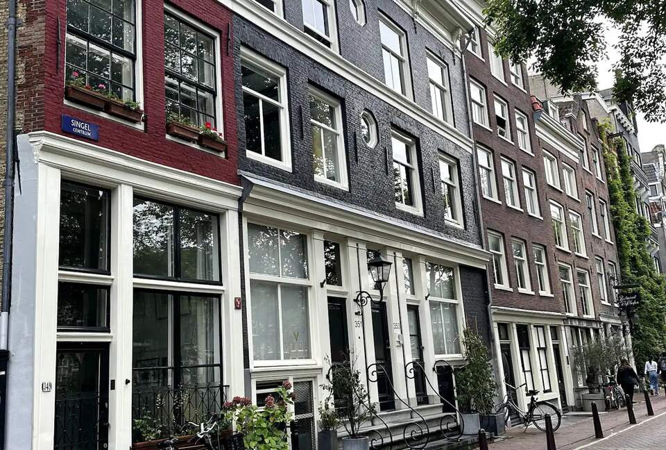 Scenic Canal Apartment - Amsterdam, Netherlands