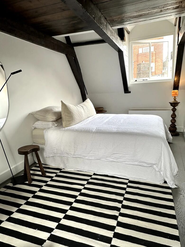 Scenic Canal Apartment - Amsterdam, Netherlands