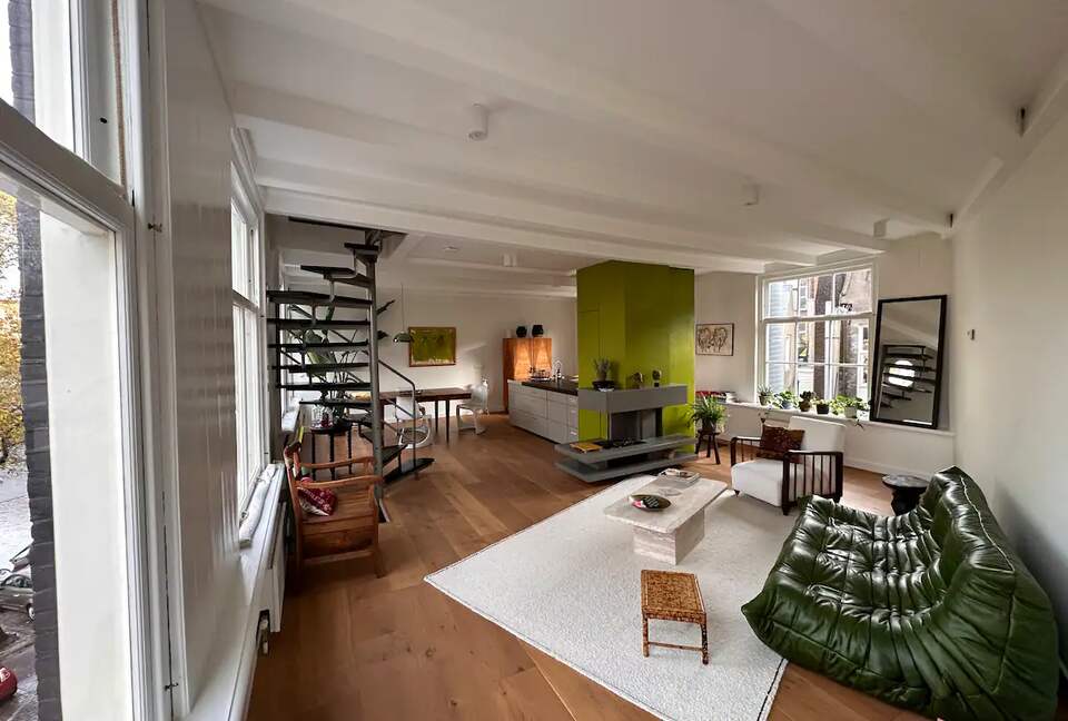 Scenic Canal Apartment - Amsterdam, Netherlands