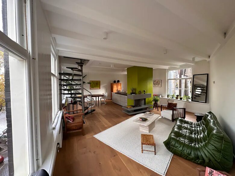 Scenic Canal Apartment - Amsterdam, Netherlands