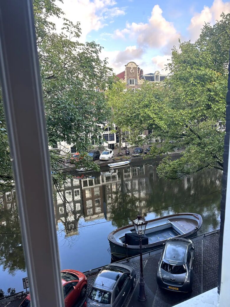 Scenic Canal Apartment - Amsterdam, Netherlands