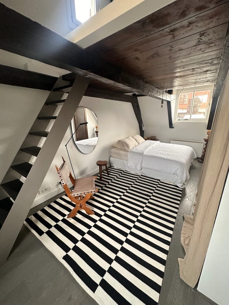 Scenic Canal Apartment - Amsterdam, Netherlands