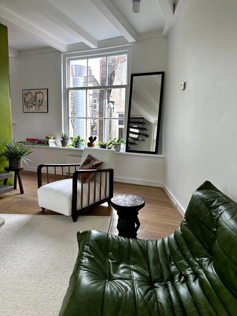 Scenic Canal Apartment - Amsterdam, Netherlands