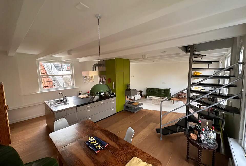 Scenic Canal Apartment - Amsterdam, Netherlands