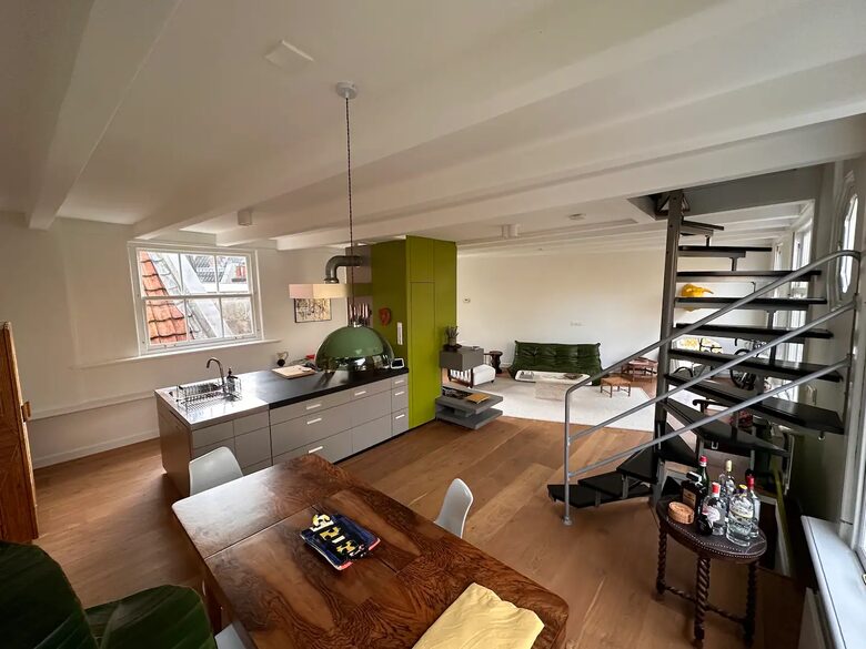 Scenic Canal Apartment - Amsterdam, Netherlands