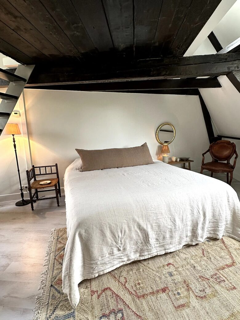 Scenic Canal Apartment - Amsterdam, Netherlands