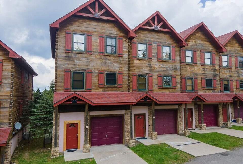 Upscale Ski-in, Ski-out Lodge - Snowshoe, West Virginia