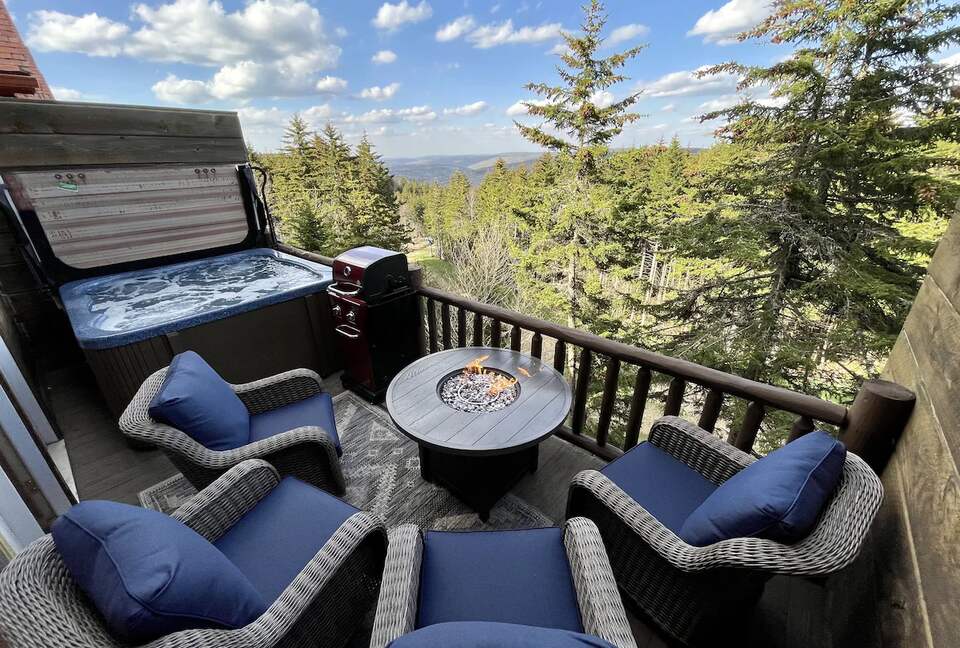 Upscale Ski-in, Ski-out Lodge - Snowshoe, West Virginia