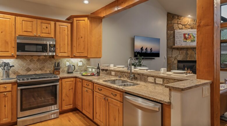 Snowflake Chalet - Moving Mountains - Steamboat Springs, Colorado