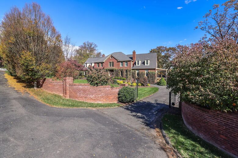 Classic Estate | 20 minutes from DC - McLean, Virginia
