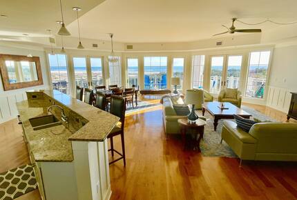 Breathtaking's large great room with 270 degree views!