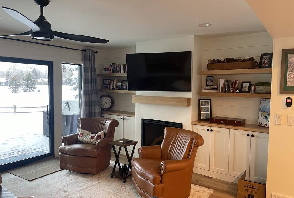 Family room overlooking golf course, 48" Samsung TV, new fireplace