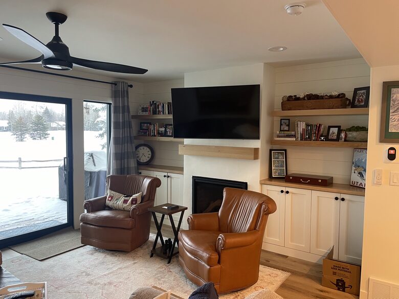 Family room overlooking golf course, 48" Samsung TV, new fireplace