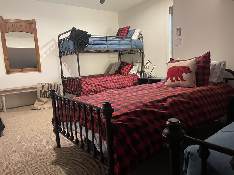 3rd bedroom, bunk beds, 2 twin beds & full bathroom