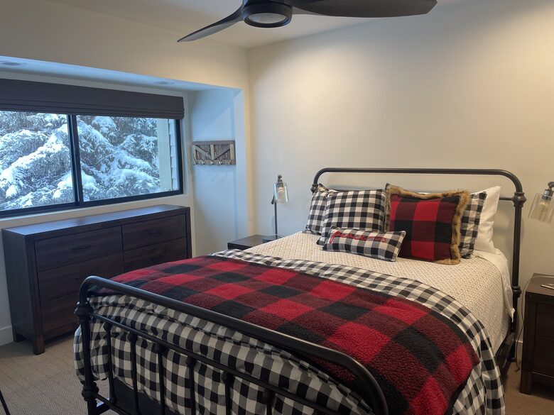 Guest room with queen bed & and en suite bathroom with shower/bathtub