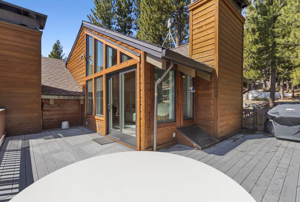 Expansive deck